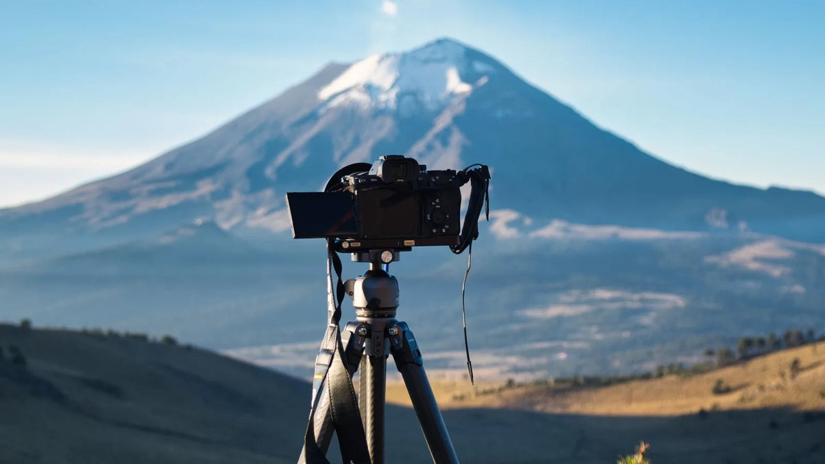 Camera on a travel tripod facing a mountain view – best travel tripod for mirrorless cameras 2026